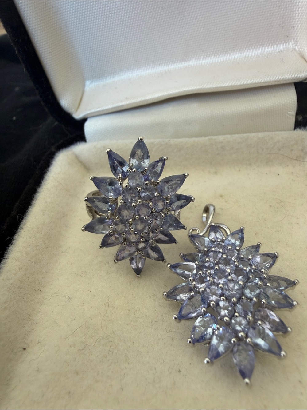 10 KT Tanzanite  Floral Cluster Pendant & Ring size 51/2